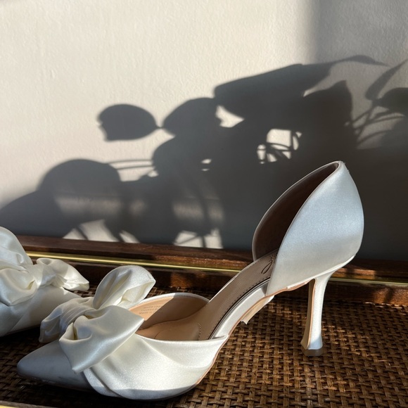 Elegant Jewel Badgley Mischka White Bow Bridal Pumps - Picture 10 of 15